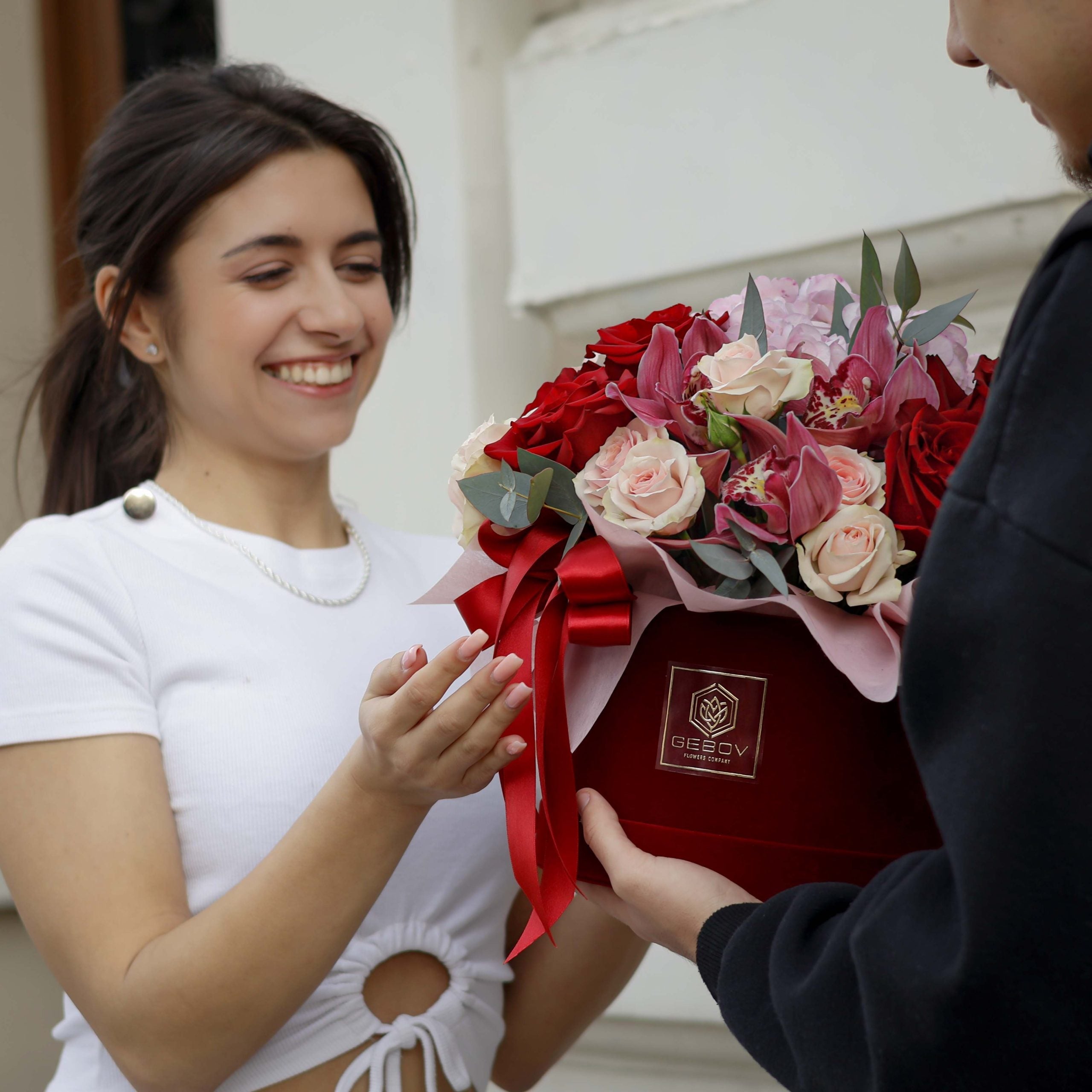 Кутия Бургунди No. 147 - Кутия Бургунди в елегантна цветна аранжировка, доставка в София, снимка 3