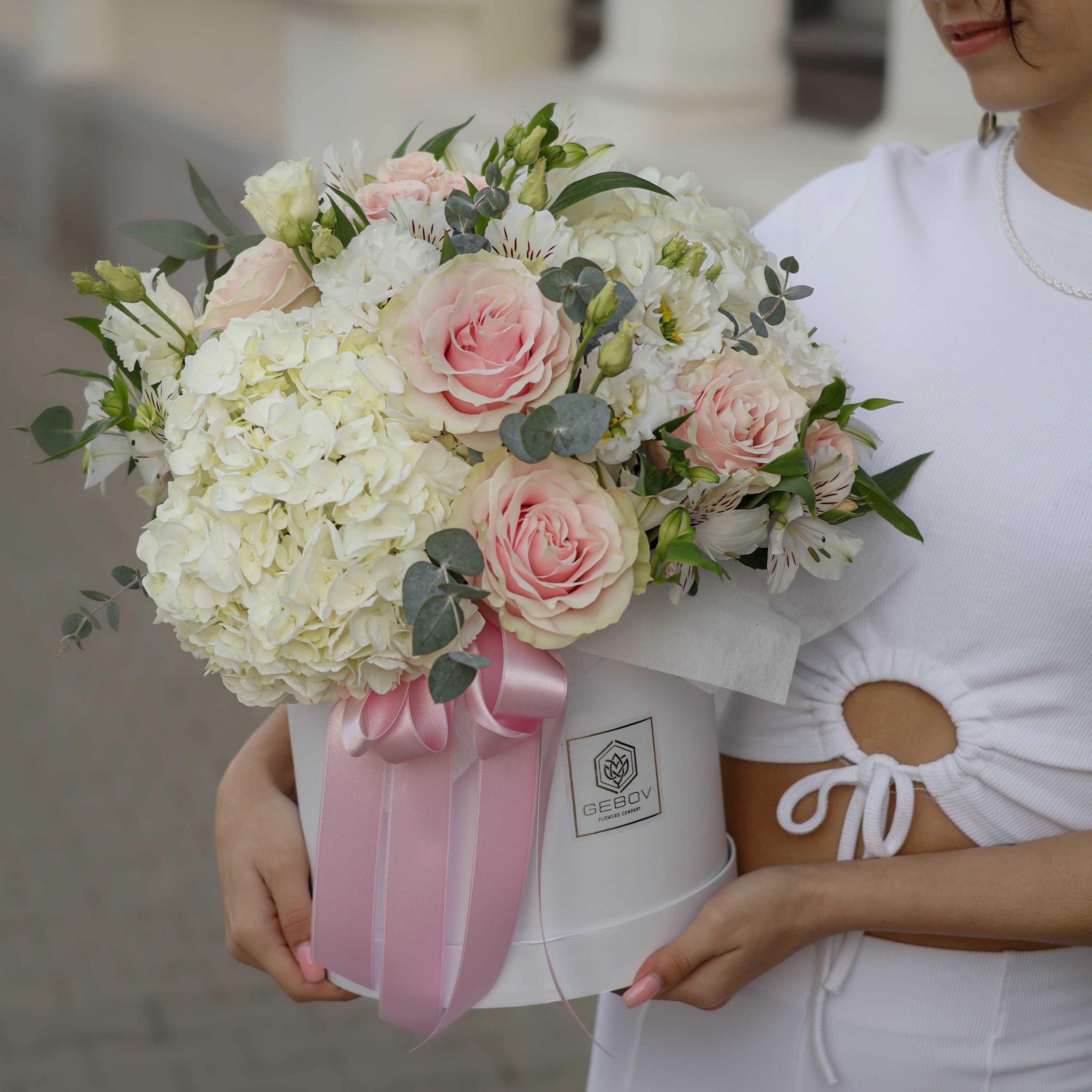 Кутия Луси No. 286 - Стилна и изискана кутия цветя в бяло-розавата гама, доставка в София, снимка 3
