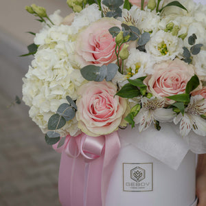 Кутия Луси No. 286 - Стилна и изискана кутия цветя в бяло-розавата гама, доставка в София, снимка 2