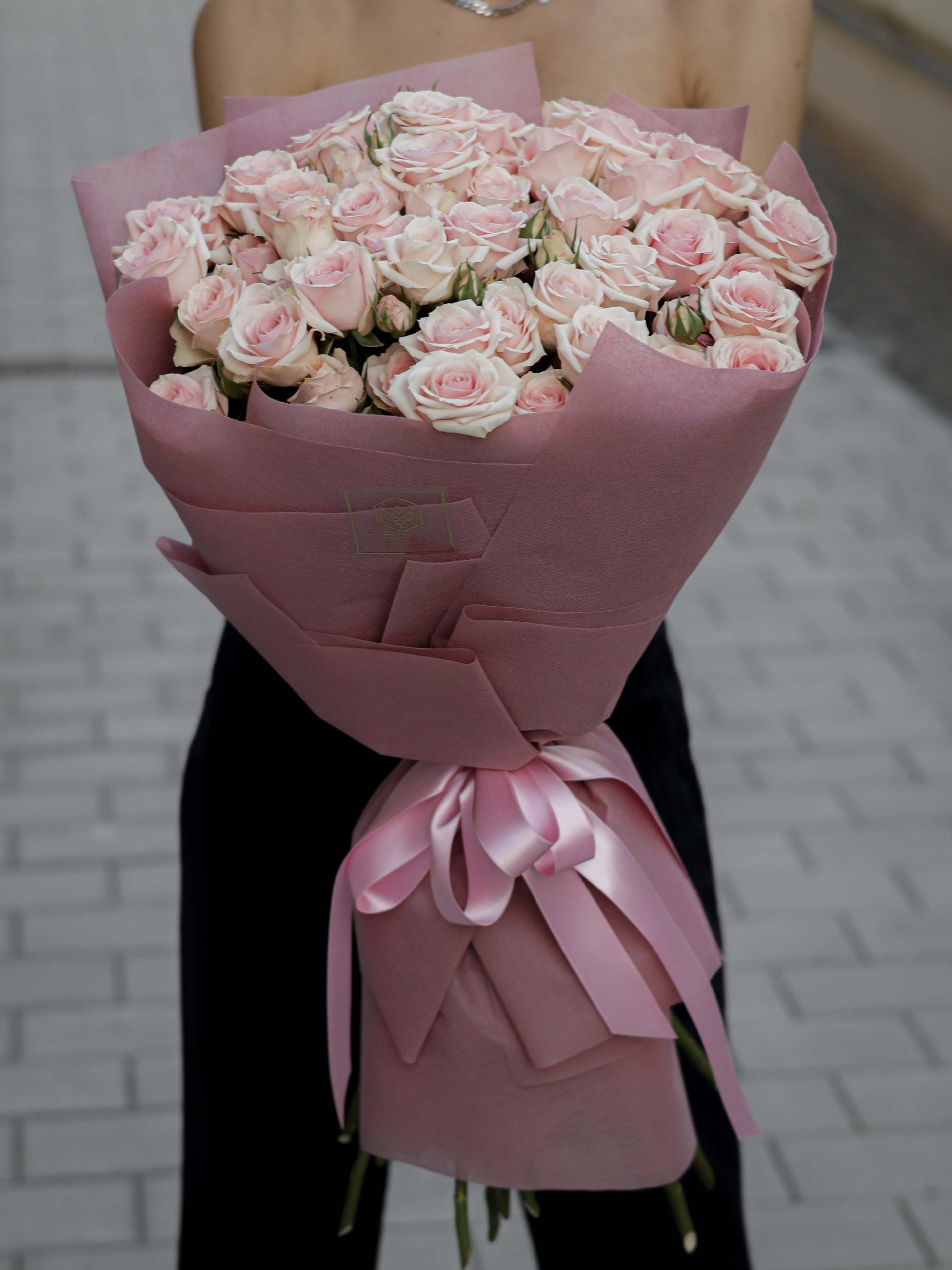 Букет розови спрей рози No. 290 - Стилен и изискан букет от първокласни спрей рози от Еквадор, доставка в София, снимка 3