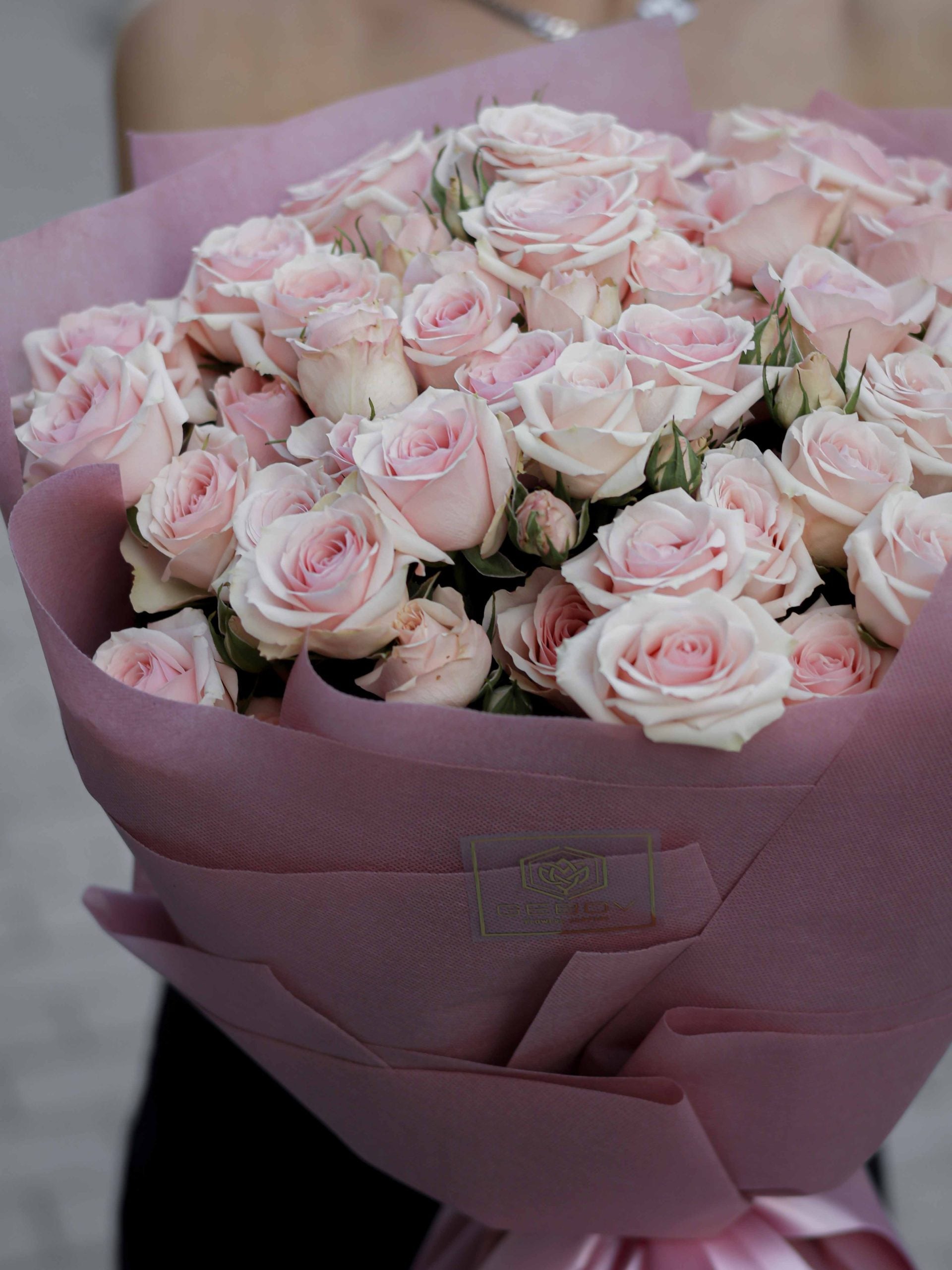 Букет розови спрей рози No. 290 - Стилен и изискан букет от първокласни спрей рози от Еквадор, доставка в София, снимка 4