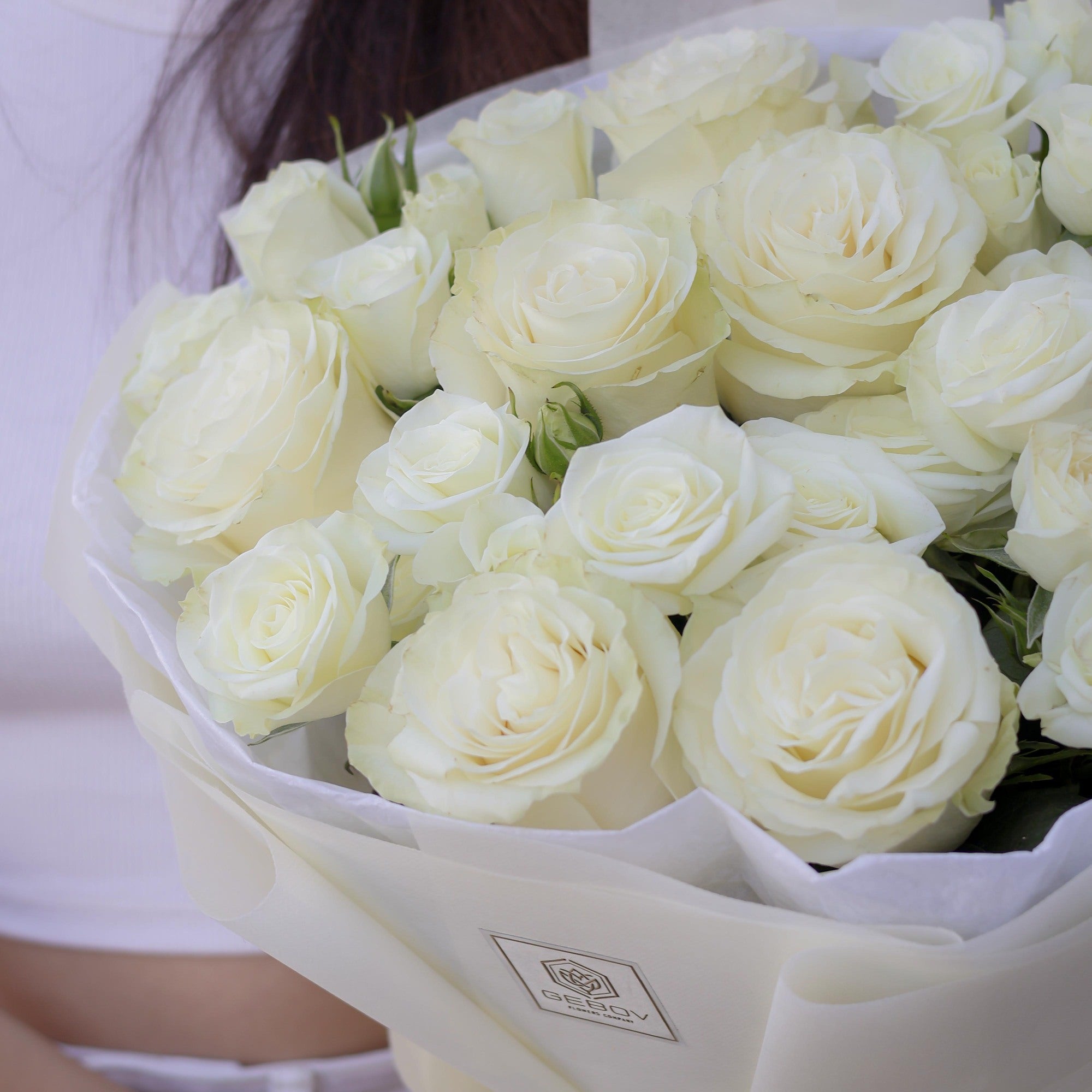 Букет Елеганс No. 307 - Бели рози и сперй рози, представени във великолепна комбинация, доставка в София, снимка 2