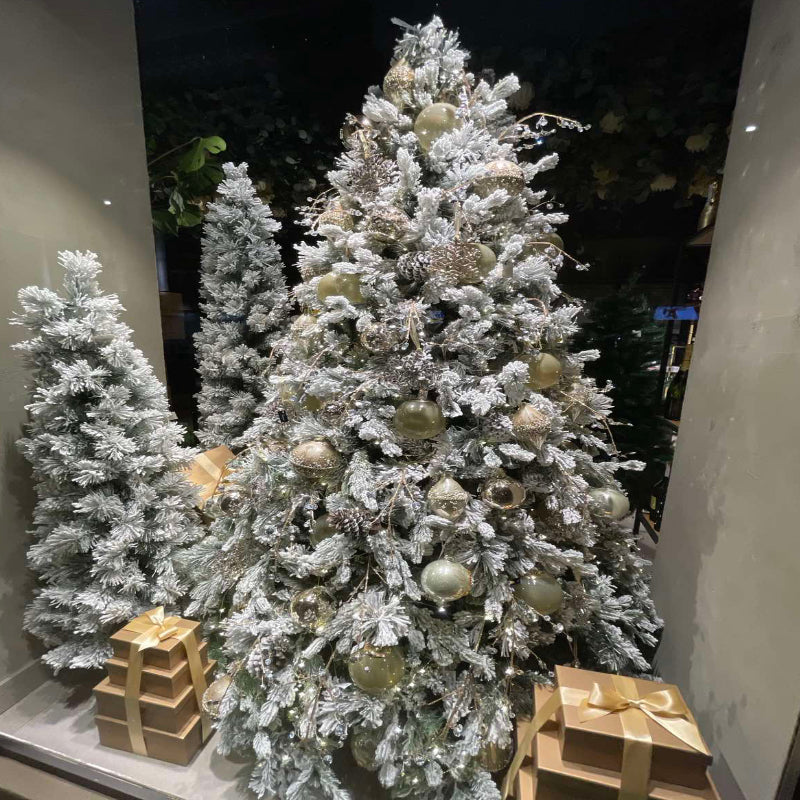 Заскрежена коледна елха с декорация