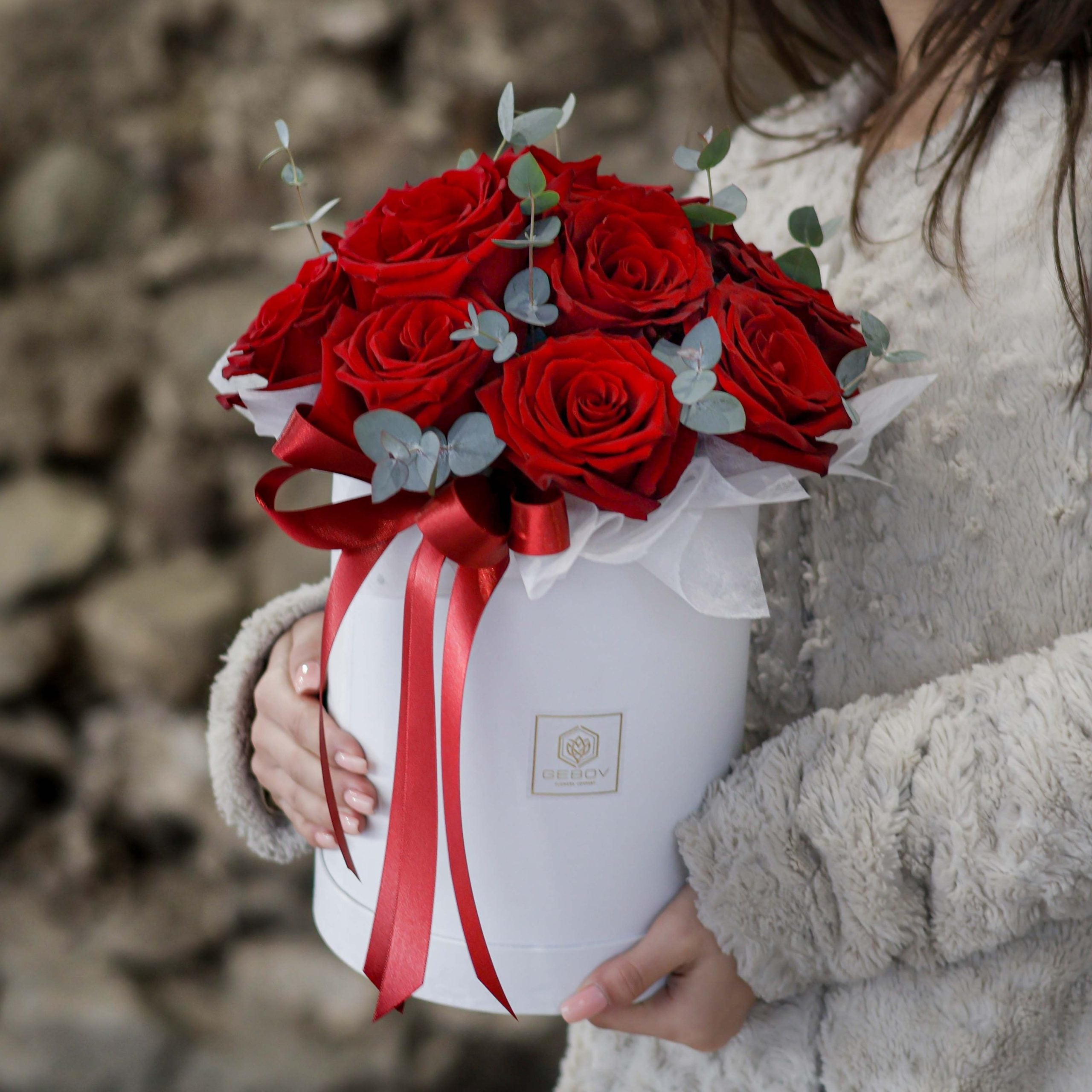 Кутия Мия Nо. 243 - Великолепна кутия с червени рози и евкалипт, доставка в София