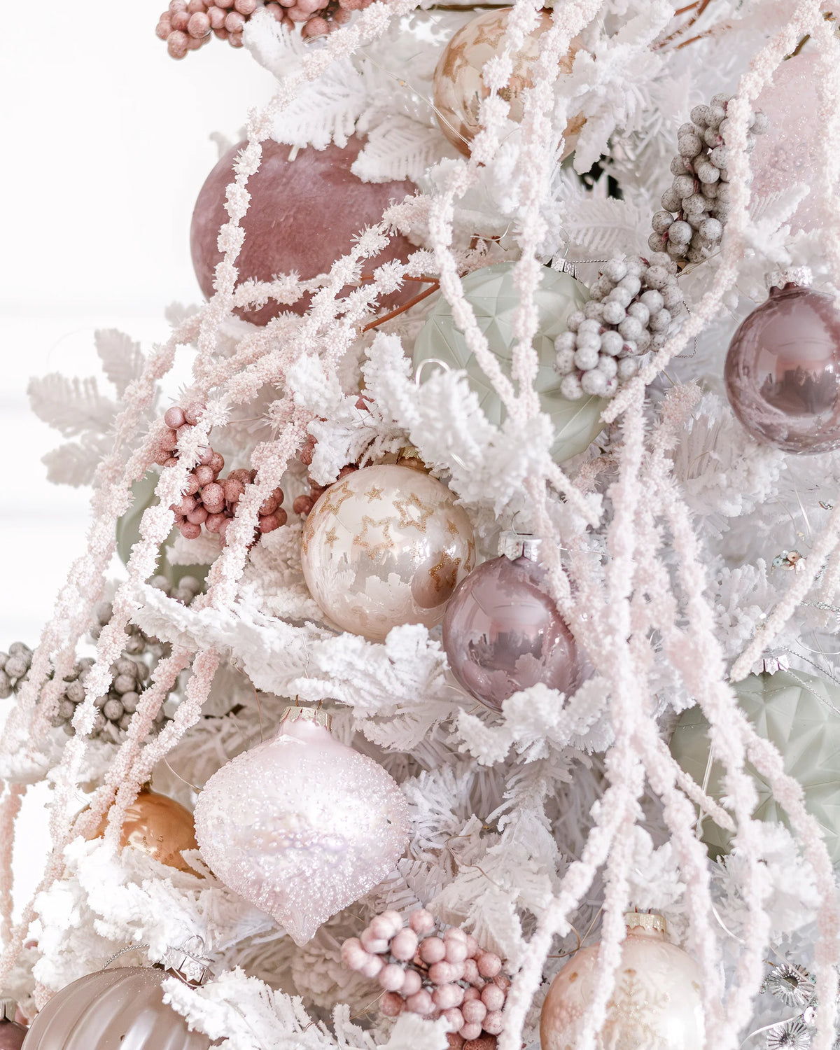 Декорирана изкуствена коледна елха Courchevel Rosé Premium — 180 см — близък план на пастелните топки и снежната украса