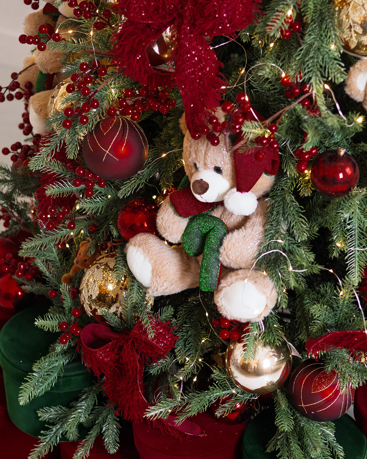 Декорирана изкуствена коледна елха Zermatt Teddy Premium — 180 см — детайл на плюшените мечета и топките